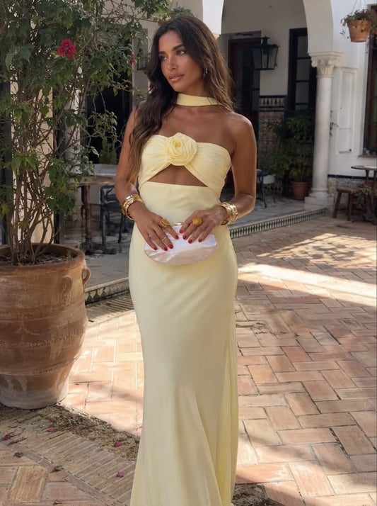 Vestido maxi halter con rosa corsage