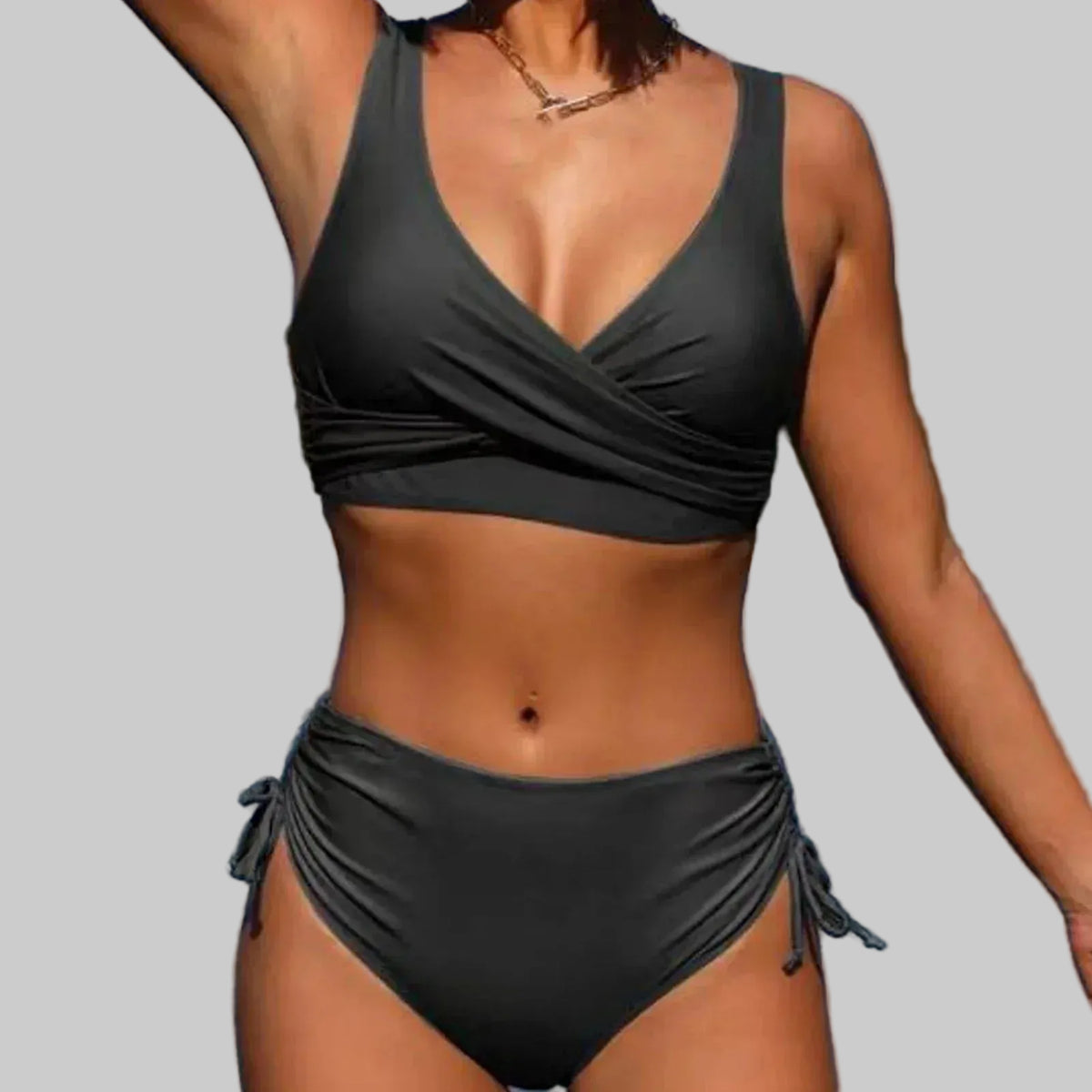 Sarena | Il tuo bikini modellante per l'addome con un elegante scollo a V